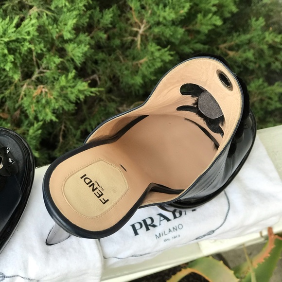 Rare 2016 Fendi Navy Leather Sculpted Heeled mules - Picture 4 of 8